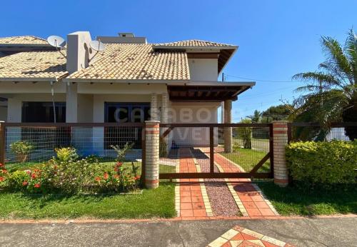 Sobrado mobiliado próximo ao mar e ao centro de Arroio do Sal