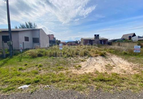 Terreno amplo a apenas 400m do mar em Arroio do Sal!