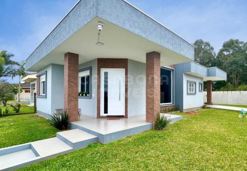 Casa semimobiliada com ótimo padrão no Jardim Raiante – conforto, segurança e localização estratégica!