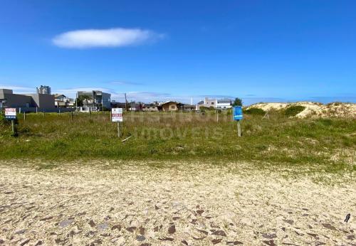 Terreno de Esquina 10 x 30 no Balneário Figueirinha – Beira-Mar, Posição Leste e Oportunidade Única