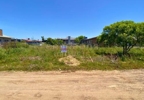 Terreno com ótima posição solar no Balneário Pérola, ideal para construir e investir!