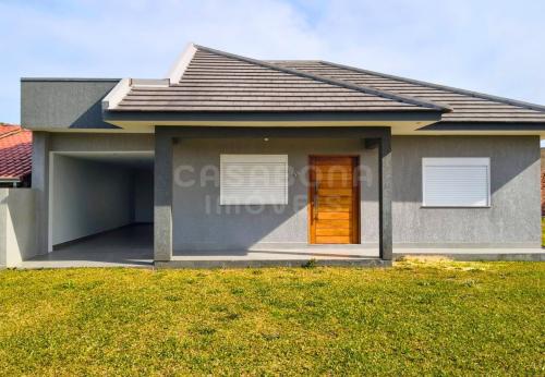 Casa moderna com amplo terreno duplo em Arroio do Sal