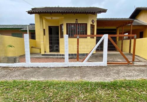 Casa charmosa com pátio e garagem para dois carros em Arroio do Sal