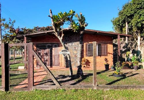 Casa com suíte e lareira a 350 metros da praia – Bairro Bom Jesus