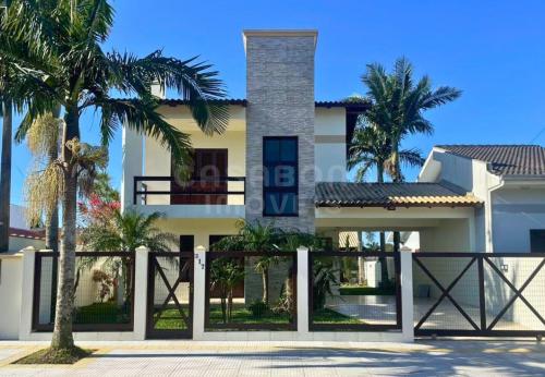 Casa Imponente com Piscina e Espaço Gourmet em Torres