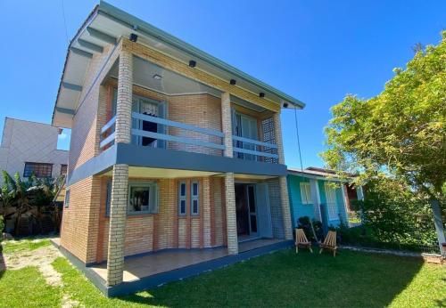 Casa mobiliada à venda no Jardim Olívia – conforto e praticidade a poucos metros do mar