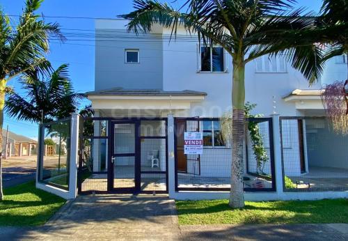 Sobrado mobiliado a poucos passos do mar no Jardim Raiante