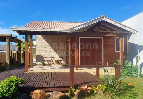 Casa com piscina a apenas 100 metros da praia em Arroio do Sal!