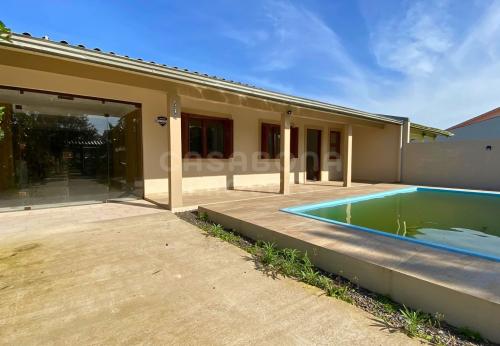 Casa térrea com piscina a apenas 200 metros do mar em Arroio do Sal Sul