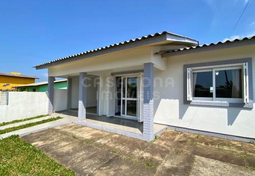 Casa com piscina a 100m do mar no Balneário Figueirinha