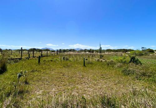 Terreno de Esquina com Escritura - Oportunidade Única